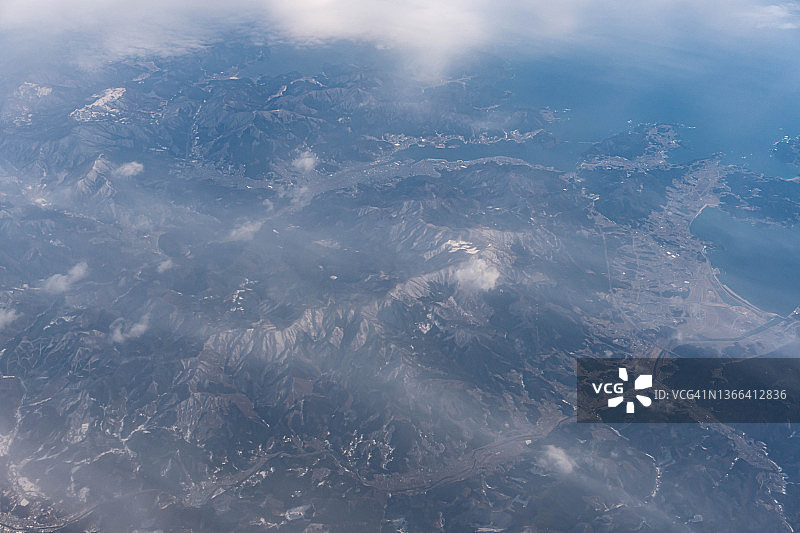 从飞机上俯瞰日本岩手县大船渡市和陆前高田市图片素材