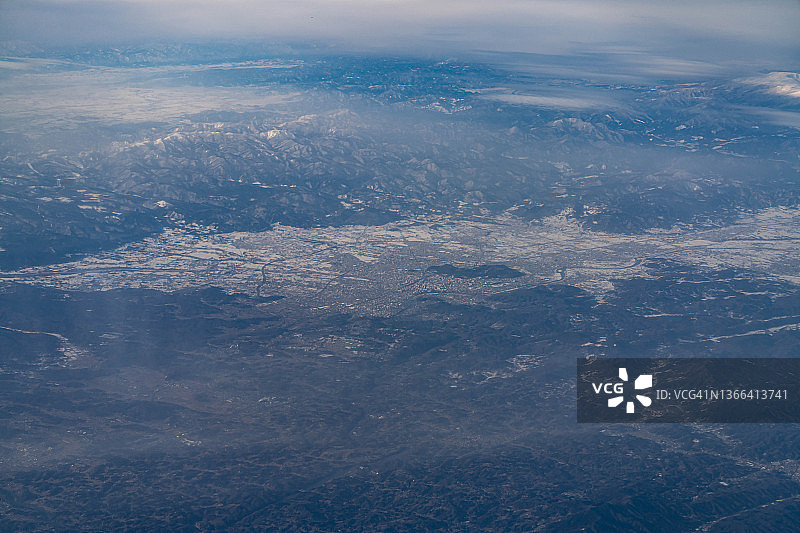 从飞机上俯瞰日本福岛县的福岛市和伊达市图片素材