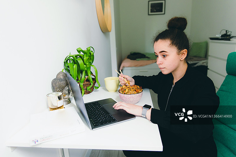 女人在家与亚洲朋友共进海鲜饭图片素材