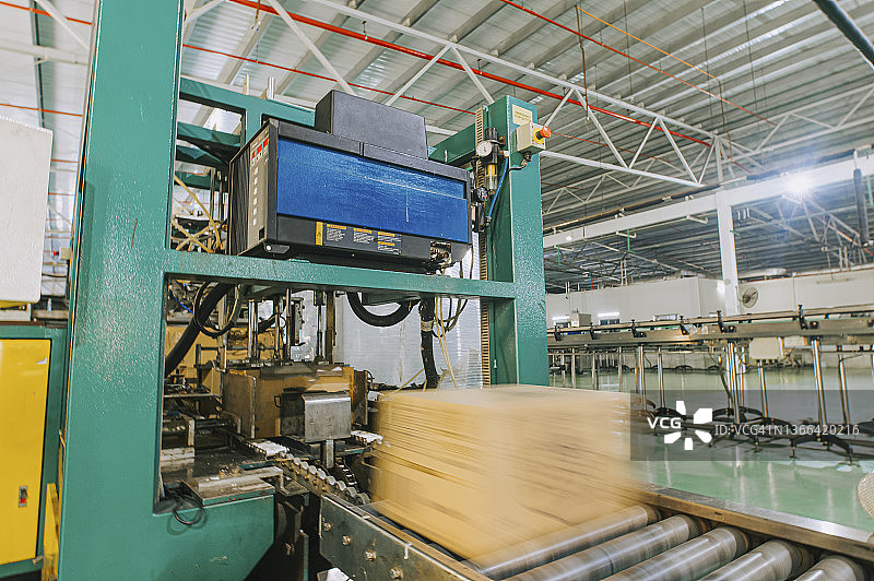 矿泉水厂全自动机械臂包装线图片素材