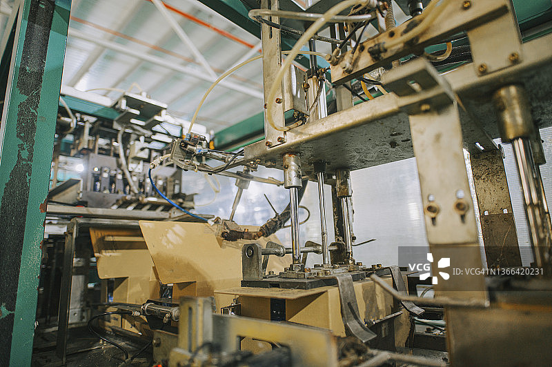 矿泉水厂全自动机器人手臂生产线包装封箱图片素材