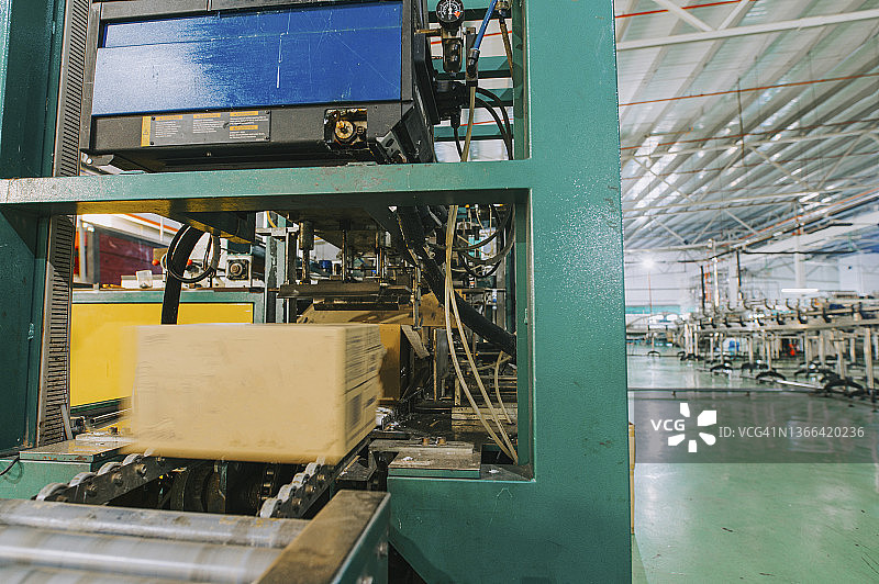 全自动矿泉水厂矿泉水装箱生产线图片素材