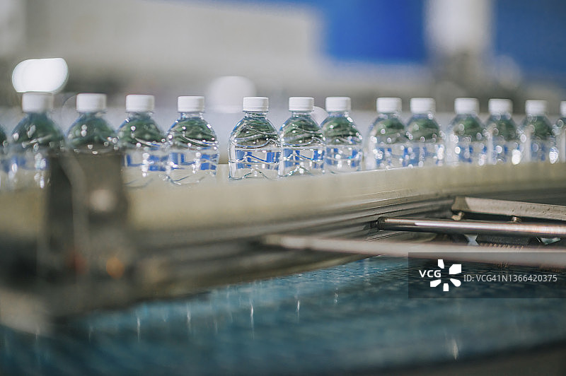 矿泉水厂生产线上待贴标包装的水瓶图片素材