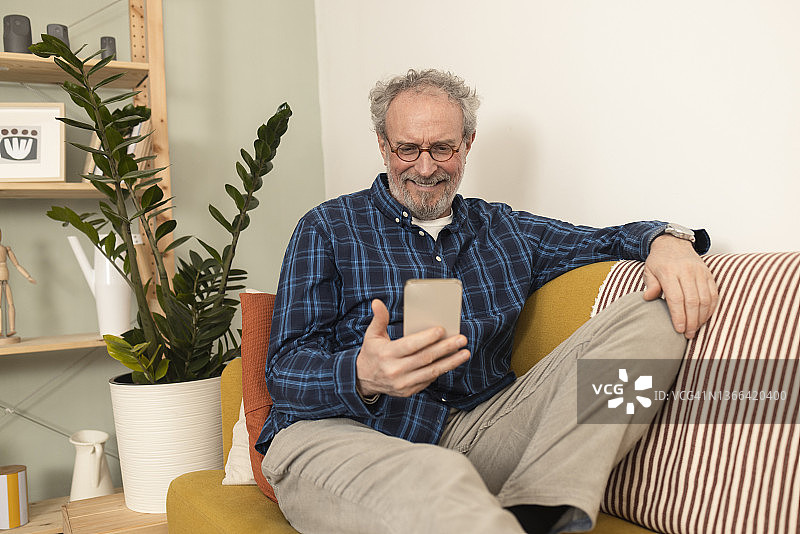 快乐的年长男人在家享受网上乐趣 портрет图片素材