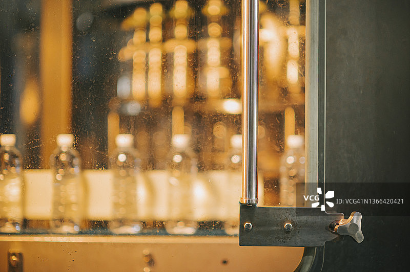 矿泉水厂灌装机内的水瓶旋转图片素材