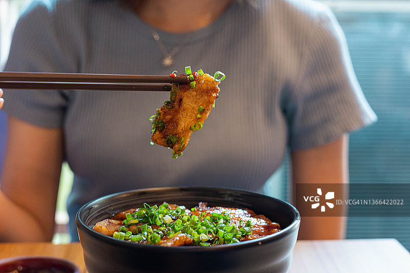 筷子夹照烧烤猪肉图片素材