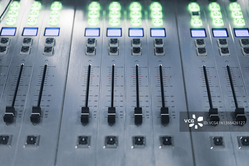 混音系统控制台特写图片素材