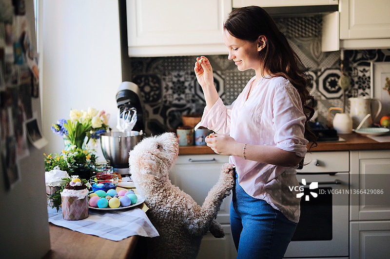 有趣的宠物和年轻可爱的女性复活节图片图片素材