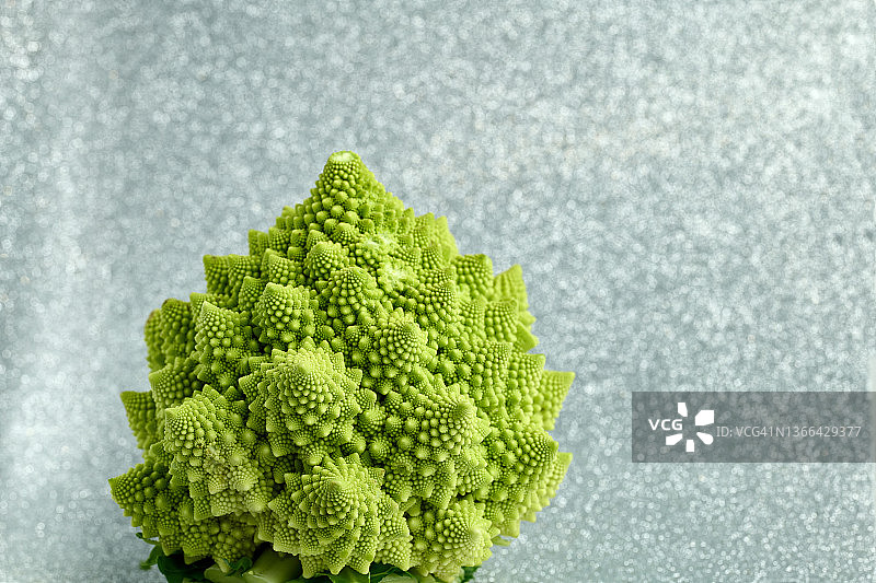 银色背景上的绿色罗马花椰菜图片素材