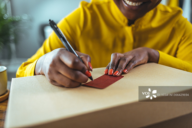 女人手握钢笔记录订单的特写图片素材