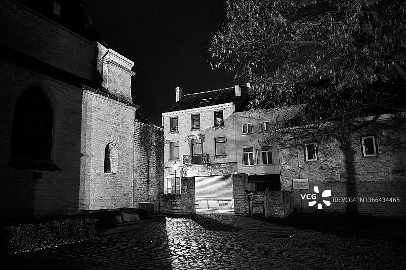 夜景：历史悠久的北欧城市鹅卵石街道和比利时房屋，比利时泰尔菲伦图片素材