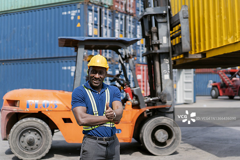 工人站在码头的肖像图片素材