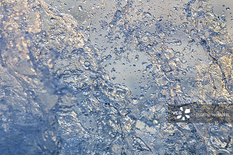 水花飞溅的抽象特写中，如珠宝般绚丽的图案图片素材