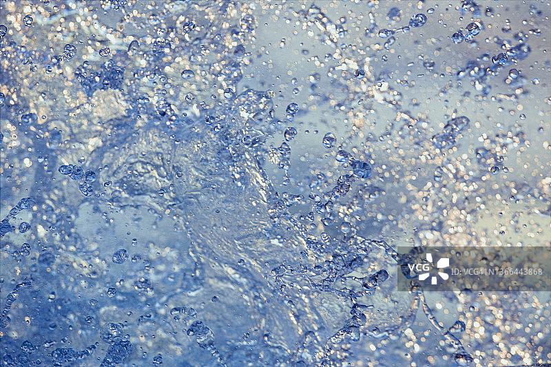 水花飞溅的抽象特写中，如珠宝般绚丽的图案图片素材