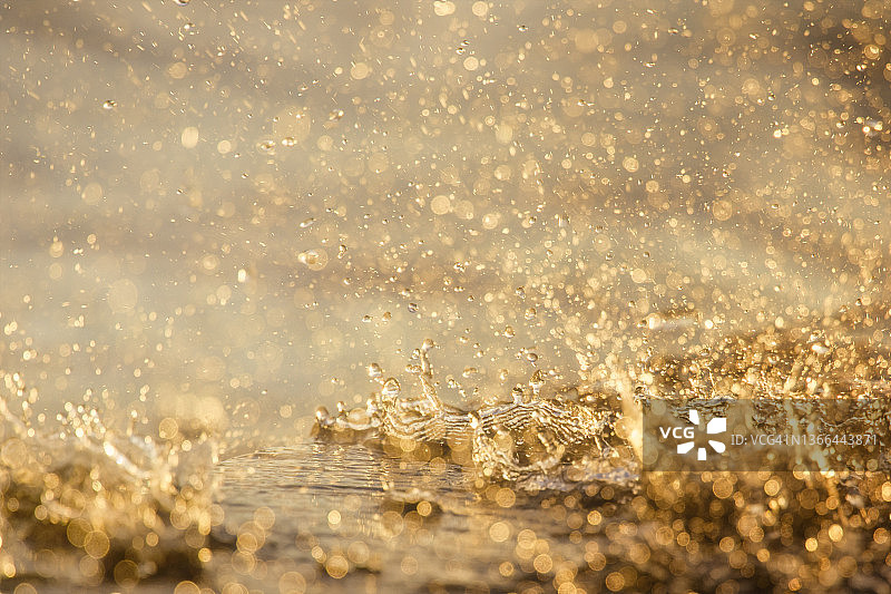 金色日出光晕水花散景图片素材