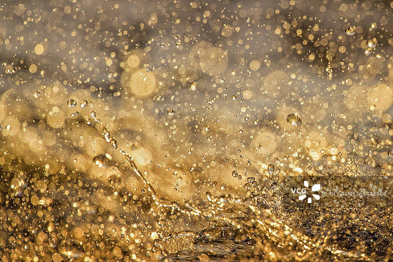 金色水花散景营造欢庆氛围图片素材
