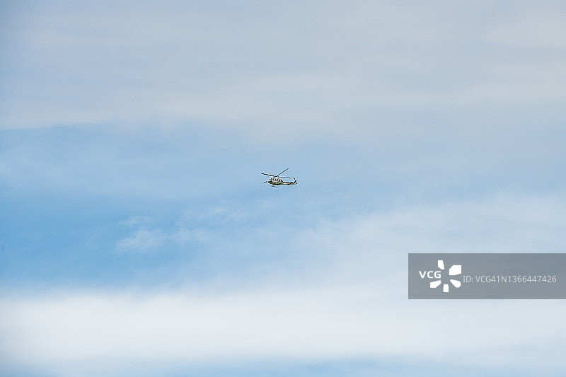 仰视视角下飞行的直升机图片素材