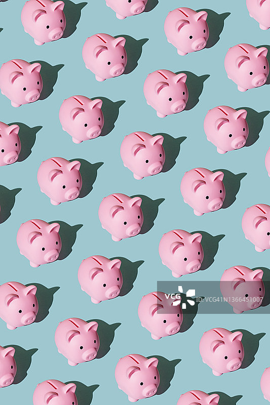 蓝色背景上的小猪存钱罐图案图片素材