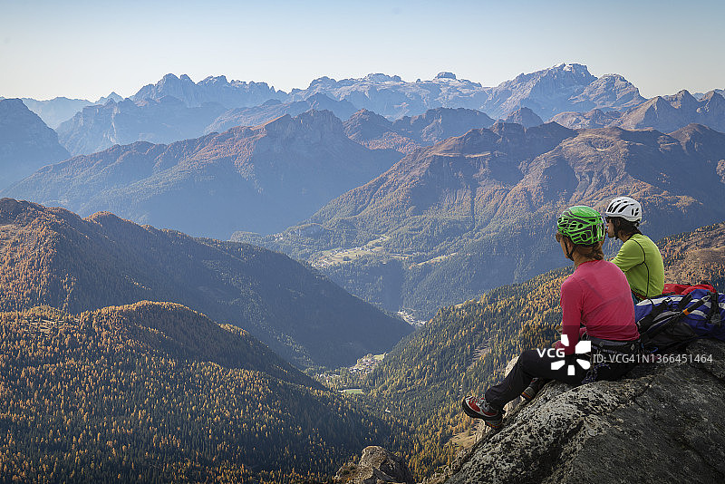 登山者在山顶图片素材