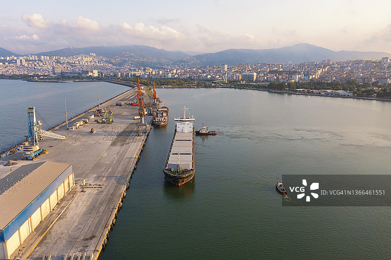 集装箱船运输船过境鸟瞰图图片素材