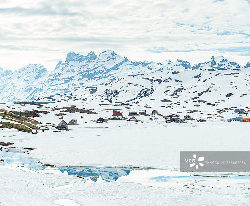 梅尔奇湖及周边山峰冰封景观全景图片素材