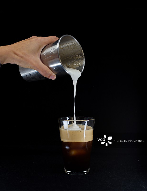 制作弗雷多卡布奇诺咖啡图片素材