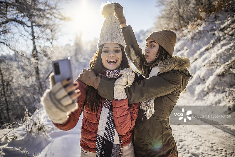 好朋友冬季自拍图片素材