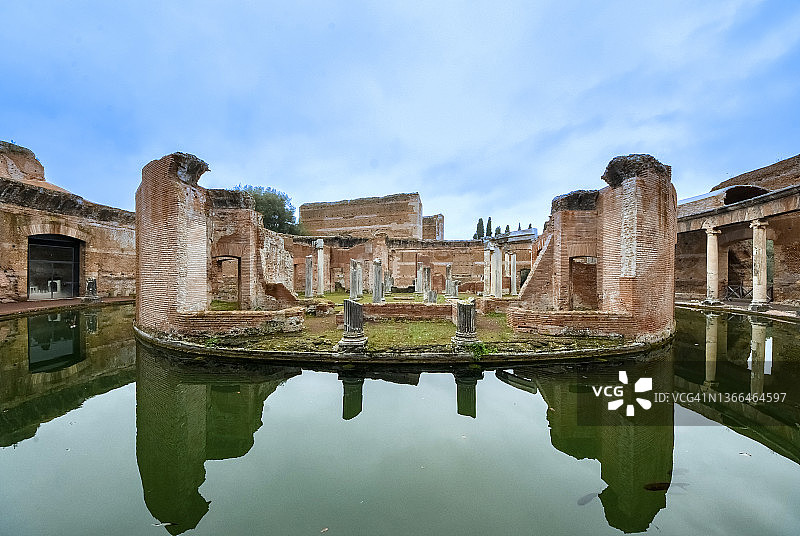 意大利罗马蒂沃利阿德里亚诺别墅（哈德良别墅）的海上剧院景色图片素材