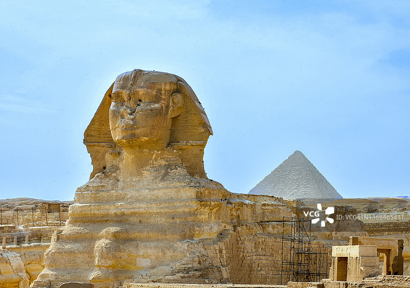 埃及开罗吉萨狮身人面像（代表法老哈夫拉）和“吉萨大金字塔”（又名“胡夫金字塔”）图片素材