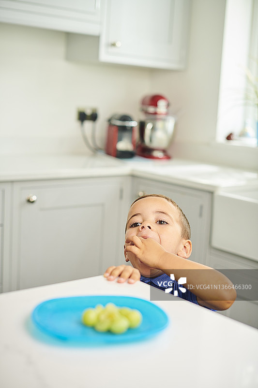 小男孩健康饮食图片素材