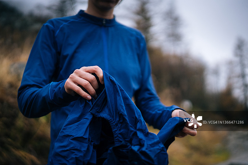 越野跑者调整服装的细节图片素材