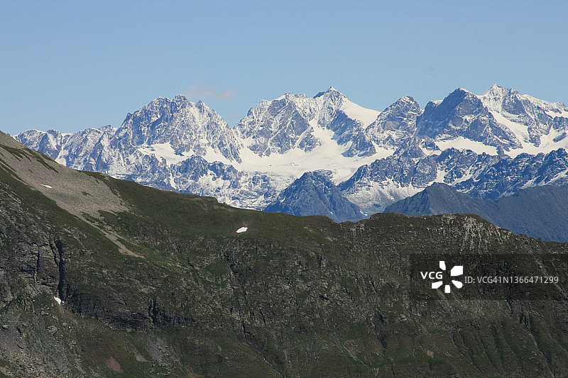 蓝天下伯尔尼纳山脉风光图片素材