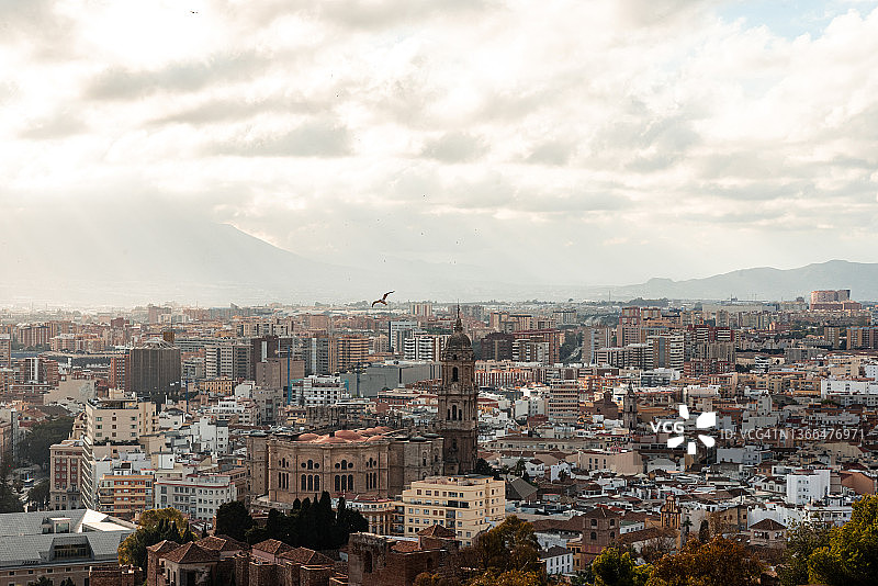 从山顶俯瞰马拉加市和教堂图片素材