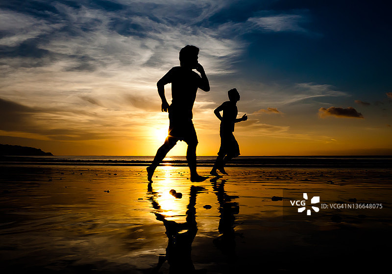 奔跑的日落海滩图片素材