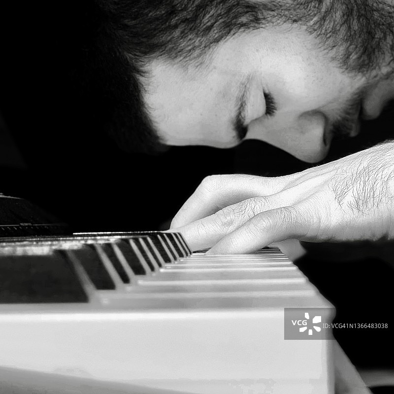 男孩弹钢琴图片素材