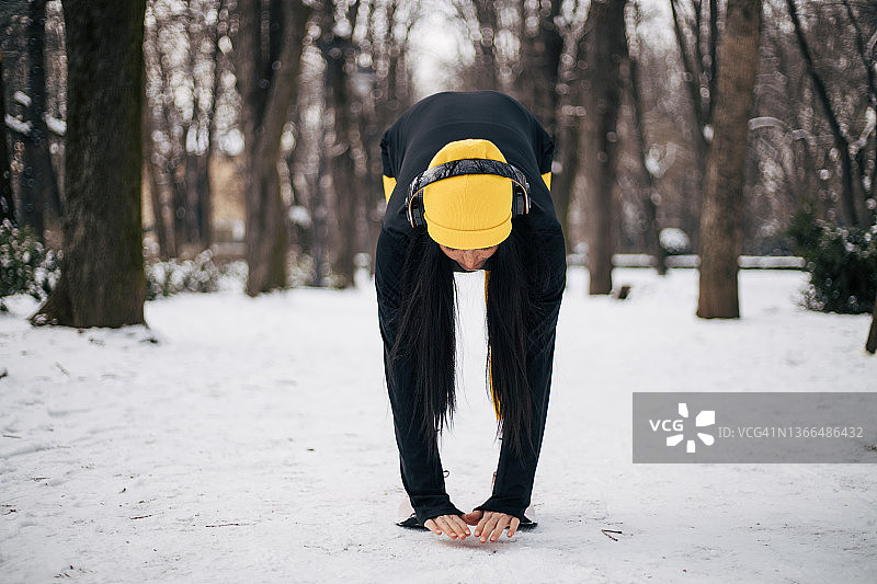 冬季运动的女孩图片素材