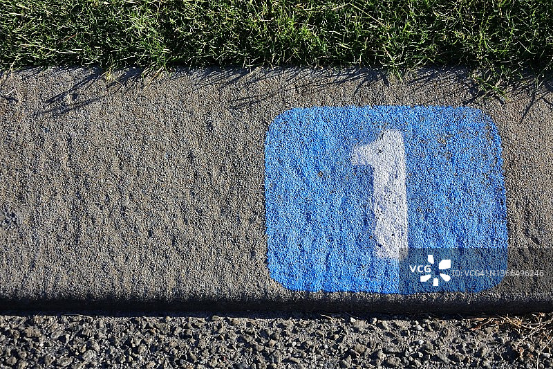 混凝土路缘上的数字1图片素材