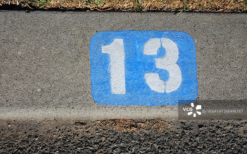 水泥路缘上的数字13图片素材