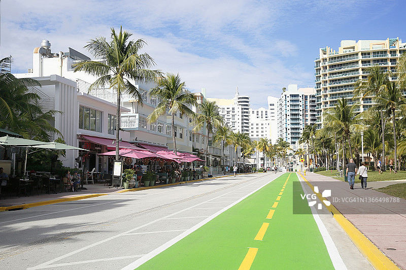 迈阿密海洋大道装饰艺术酒店和餐厅的街道视角，阳光明媚图片素材