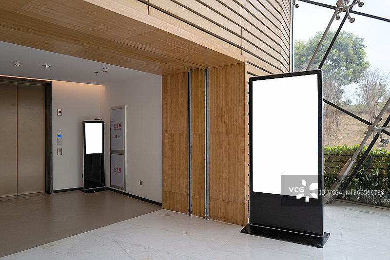 大厦电梯入口处的LED广告屏图片素材