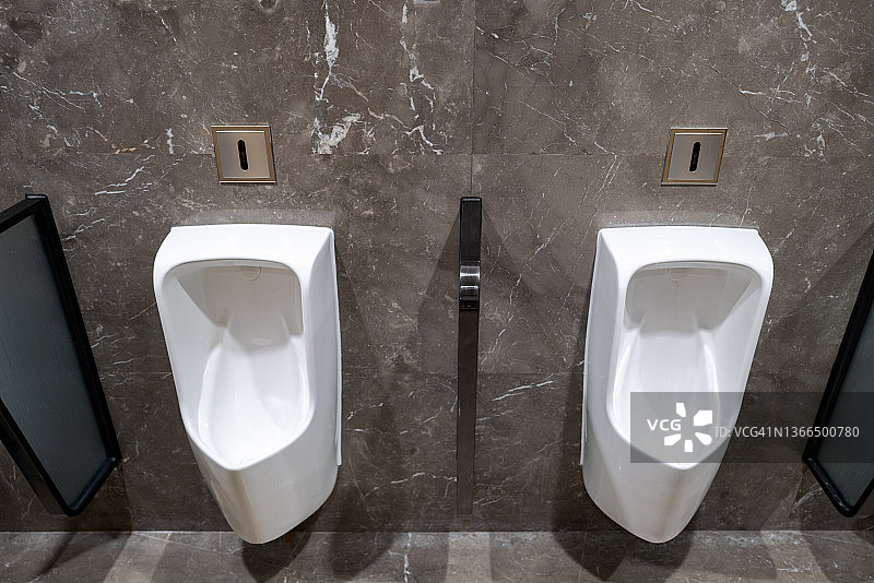 男士卫生间内的小便池图片素材