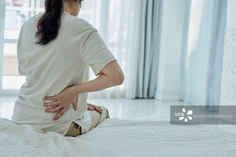 腰痛的中年妇女图片素材