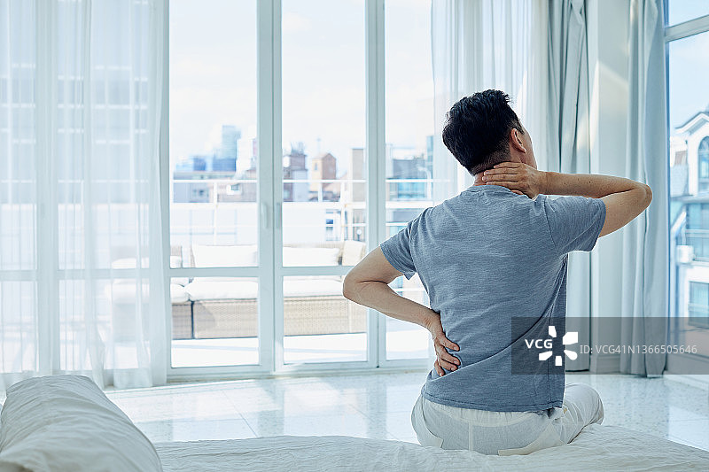 腰部和颈部疼痛的中年男人图片素材