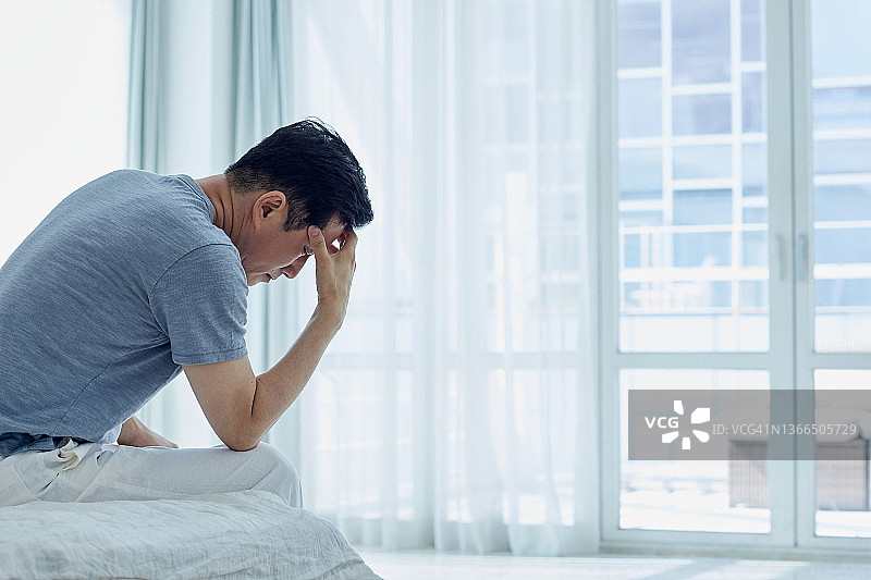 一个头痛的中年男人图片素材