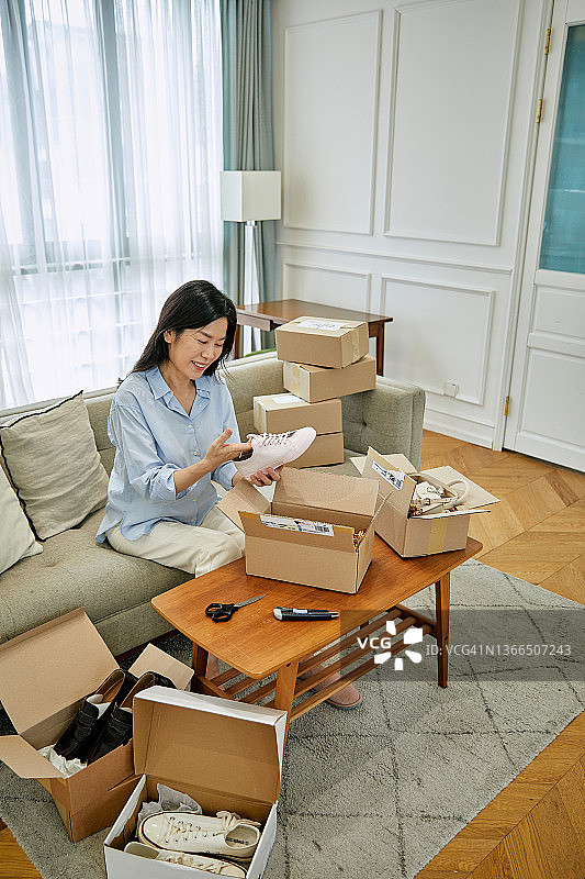 检查包裹的中年妇女图片素材