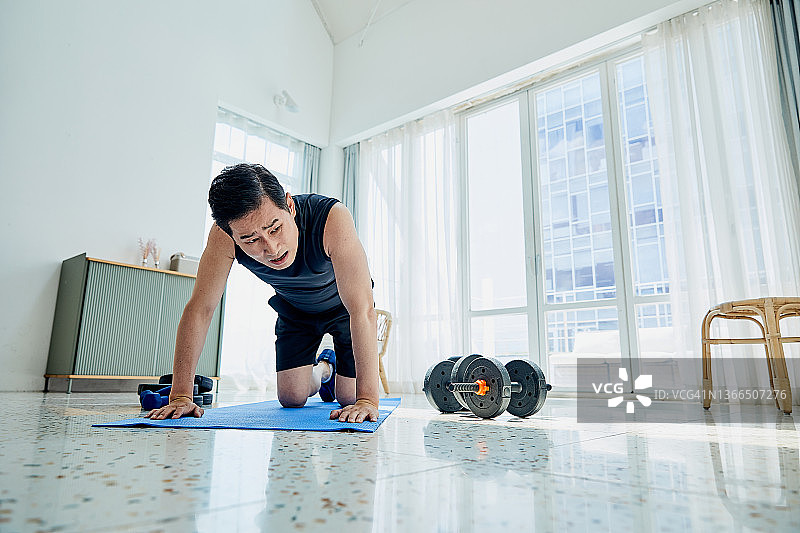 在家锻炼的中年男人图片素材