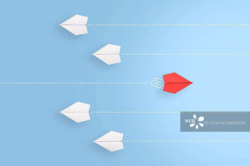 红色纸飞机引领白色飞机：概念变化图片素材