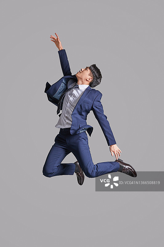 跳跃的商务男士图片素材