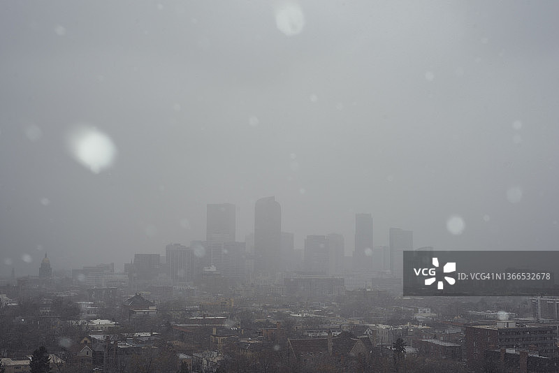 暴风雪中的丹佛天际线图片素材