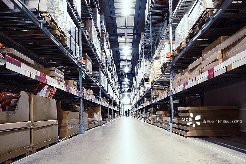 现代仓库中装满箱子的货架排图片素材